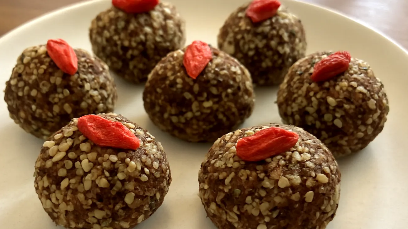 Hanfsamen-Kakao-Energiebällchen mit Goji-Beeren"