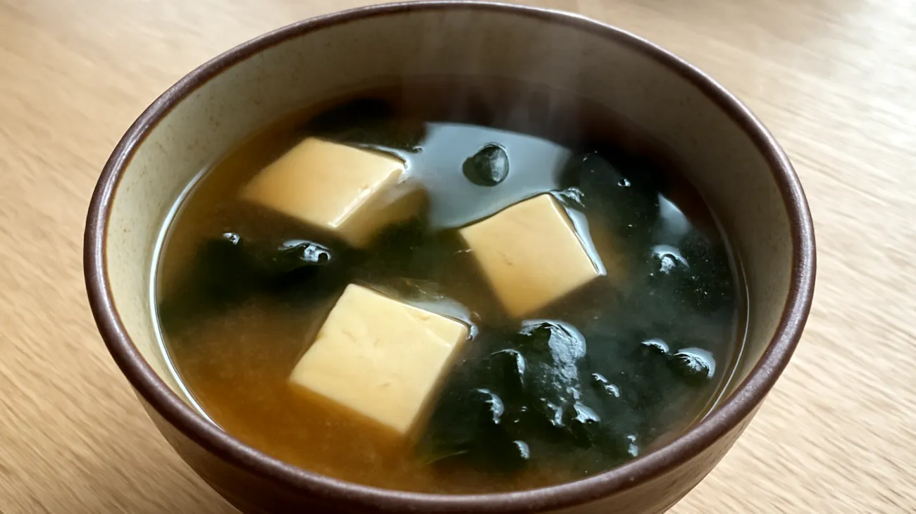 Miso-Suppe mit Wakame-Algen und Silken-Tofu"