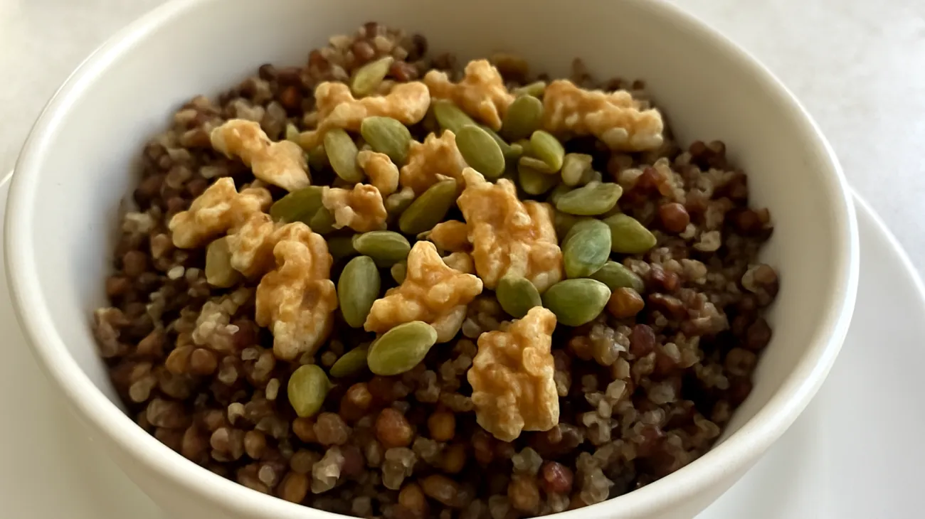 Quinoa-Linsen-Bowl mit Walnüssen und Kürbiskernen"